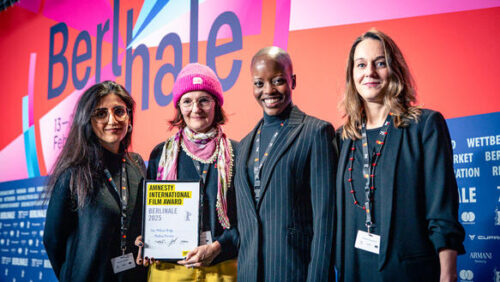 Regisseurin Martina Priessner (2. v.l.) wurde auf der Berlinale 2025 für ihren Film "Die Möllner Briefe" von den Amnesty-Jury-Mitgliedern Soleen Yusef, Florence Kasumba und Myriam Vitovec mit dem Amnesty-Filmpreis ausgezeichnet (22. Februar 2025).  